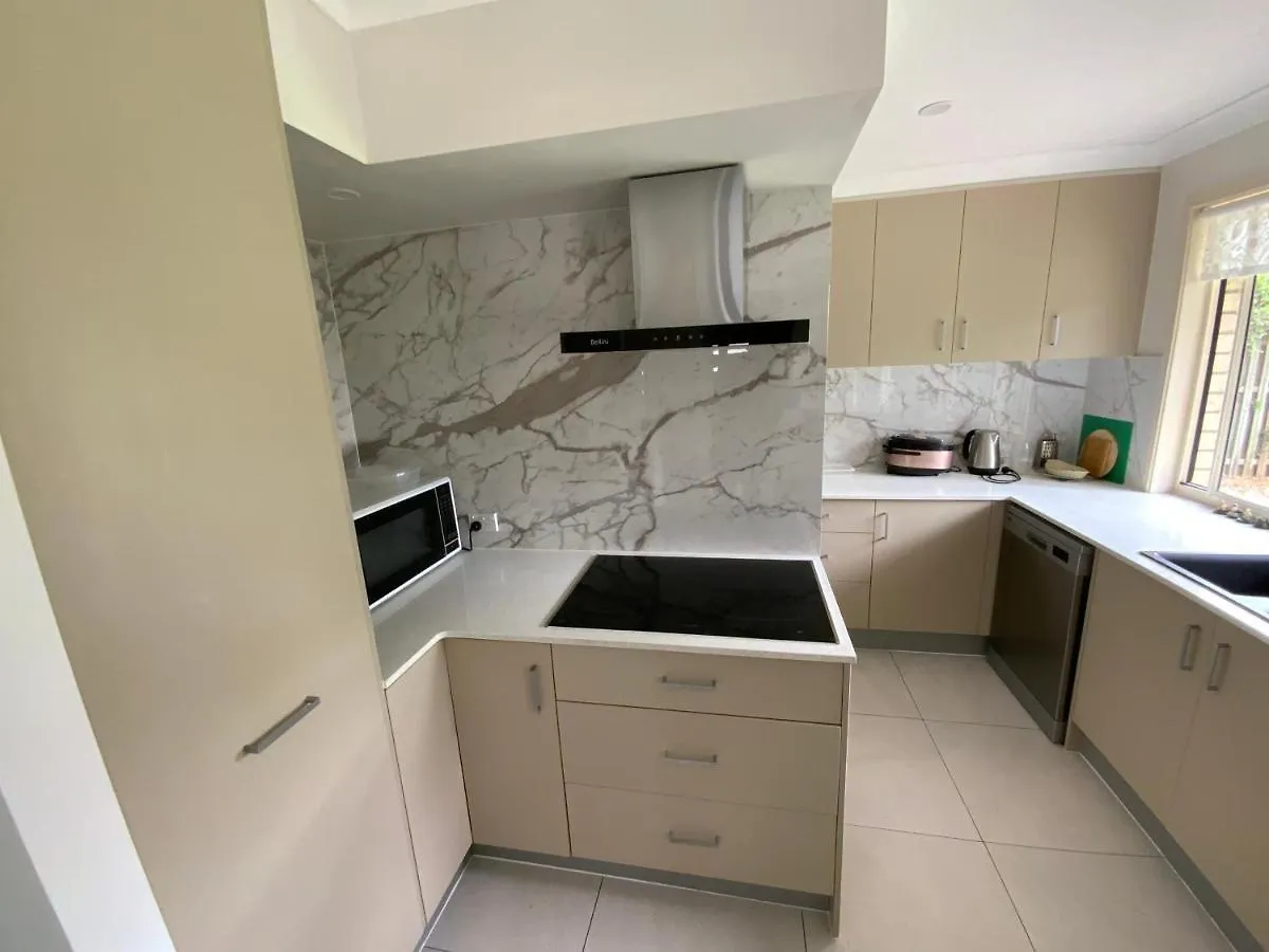 Shared House With Other Guests Near Shopping Center And Theme Parks Apartment Gold Coast