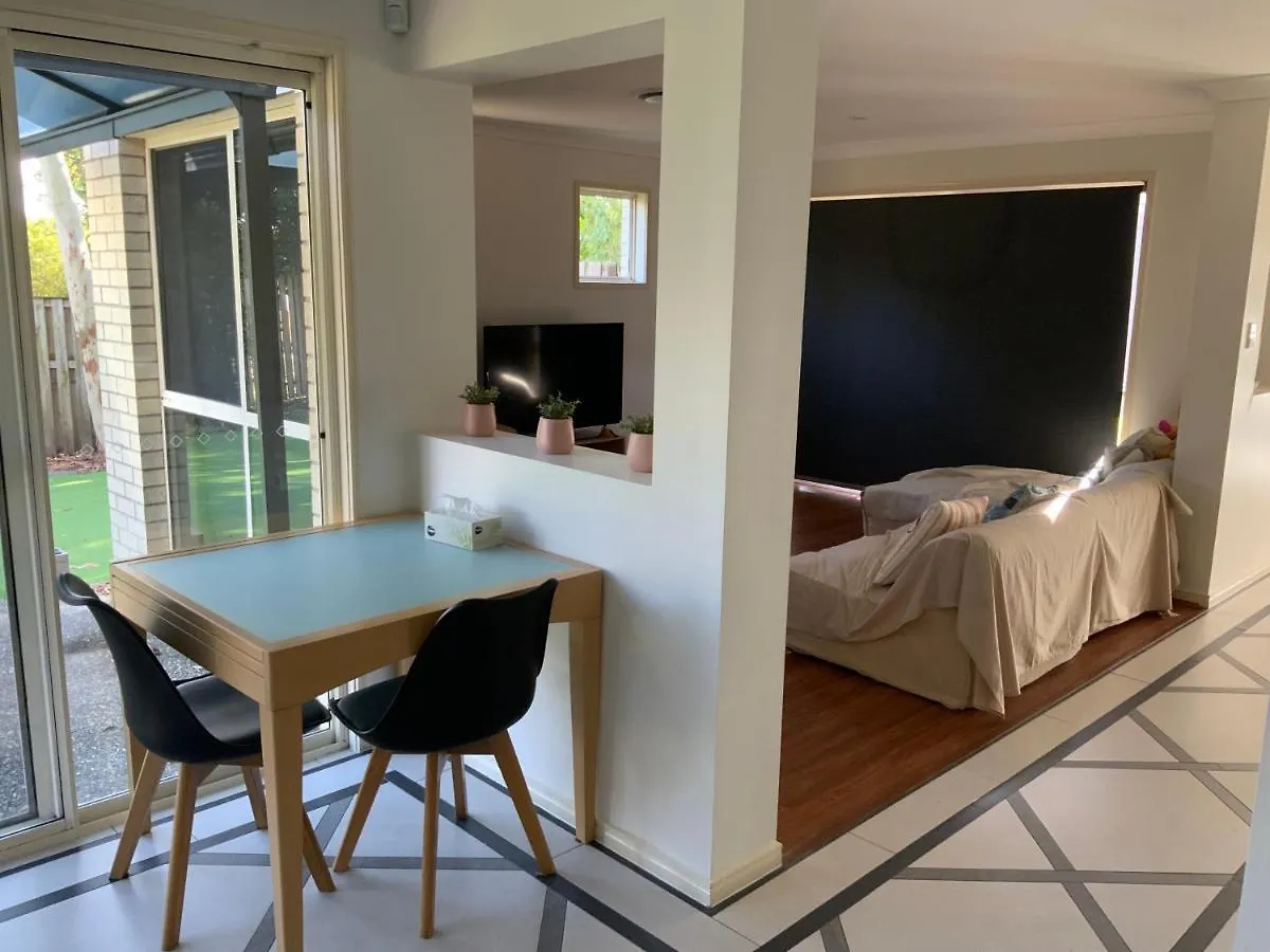 Homestay Shared House With Other Guests Near Shopping Center And Theme Parks Apartment Gold Coast